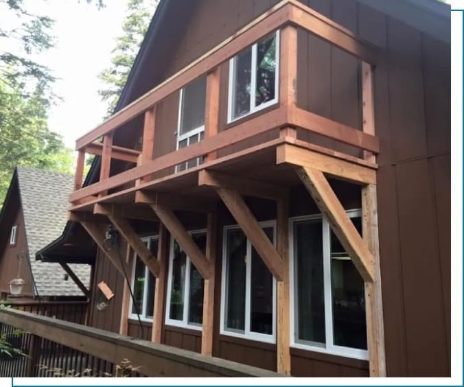 A brown house with windows and a balcony.